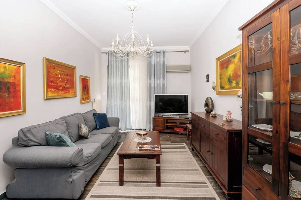 Charming & Authentic Gem - Walk to Port & Shops! Spacious with two balconies. 1