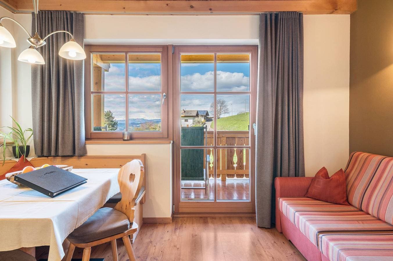 Foto 5 von 32: Ferienwohnung 'Ronsolhof Hauenstein' mit Bergblick, Gemeinschaftsgarten und WLAN