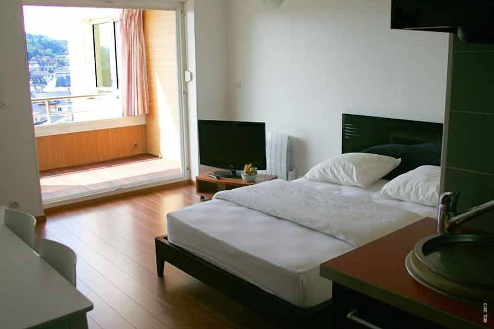 Foto 2 von 21: Voll ausgestattetes Studio mit Balkon, Blick auf das Meer, den Yachthafen und die Stadt