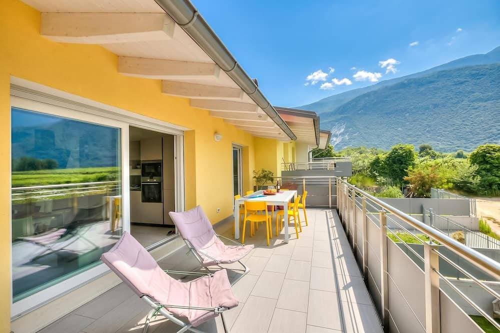 Mirabelle - Apartment with Terrace & Views, Dro, Italy 1
