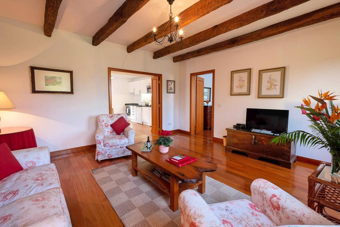 Foto 5 von 25: Charming stone cottage in Funchal | Loja Lenha
