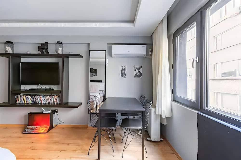 Cozy Central Apartment with Elevator&Patio Near Metro 2 minute walking 1