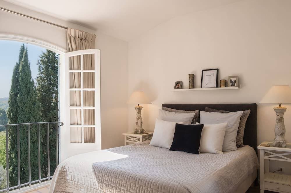 Foto 2 von 30: Stunning hilltop villa with private pool.