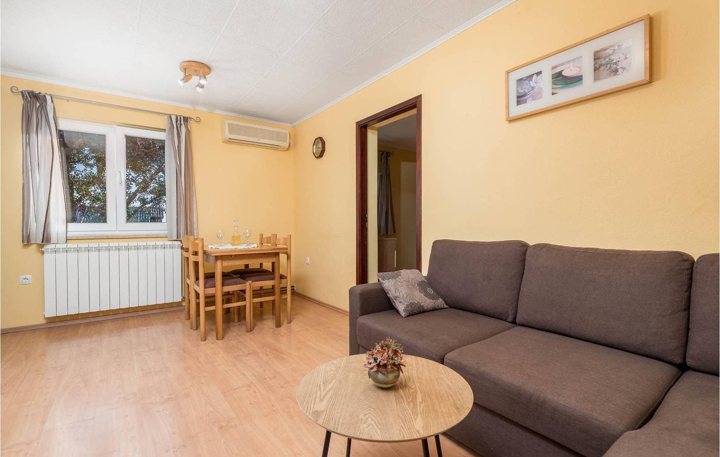 Foto 6 von 26: Gemütliche Ferienwohnung mit Terrasse, Klimaanlage und Parkplatz, 2 km vom Hundestrand entfernt