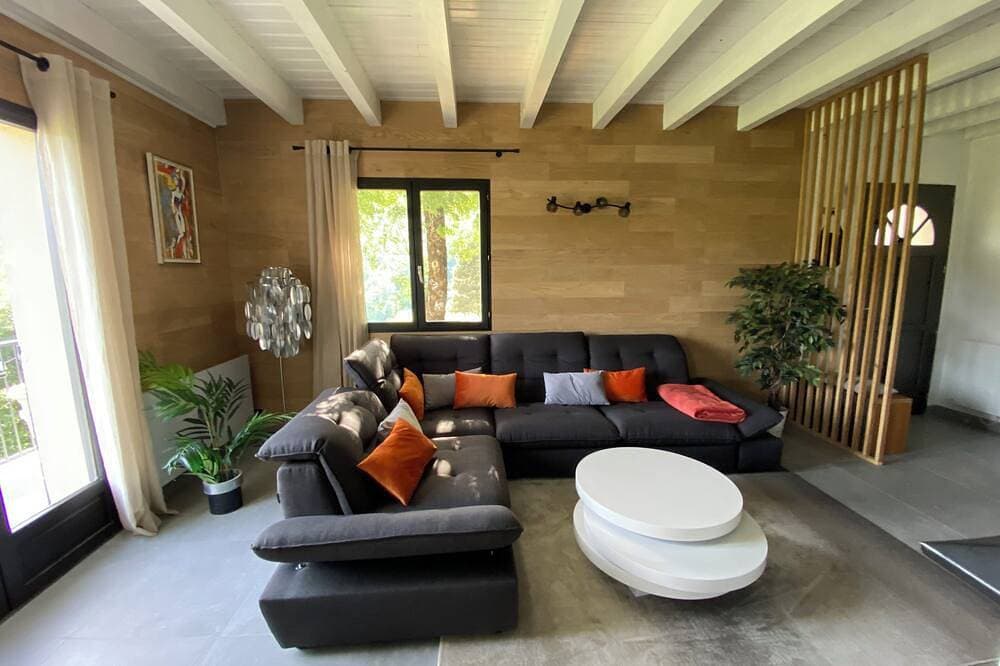 Foto 4 von 30: Contemporary home with a view of the mountains