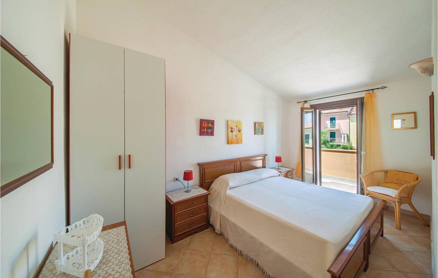 Foto 6 von 18: Gemütliche 1,5km Strand Wohnung: Terrasse, Küche, Kühlschrank