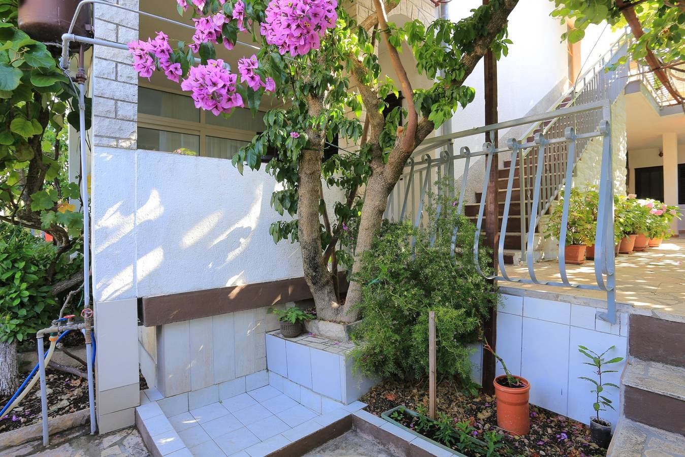 Foto 11 von 24: Studio Appartement mit Balkon und Meerblick Okrug Gornji, Ciovo -a