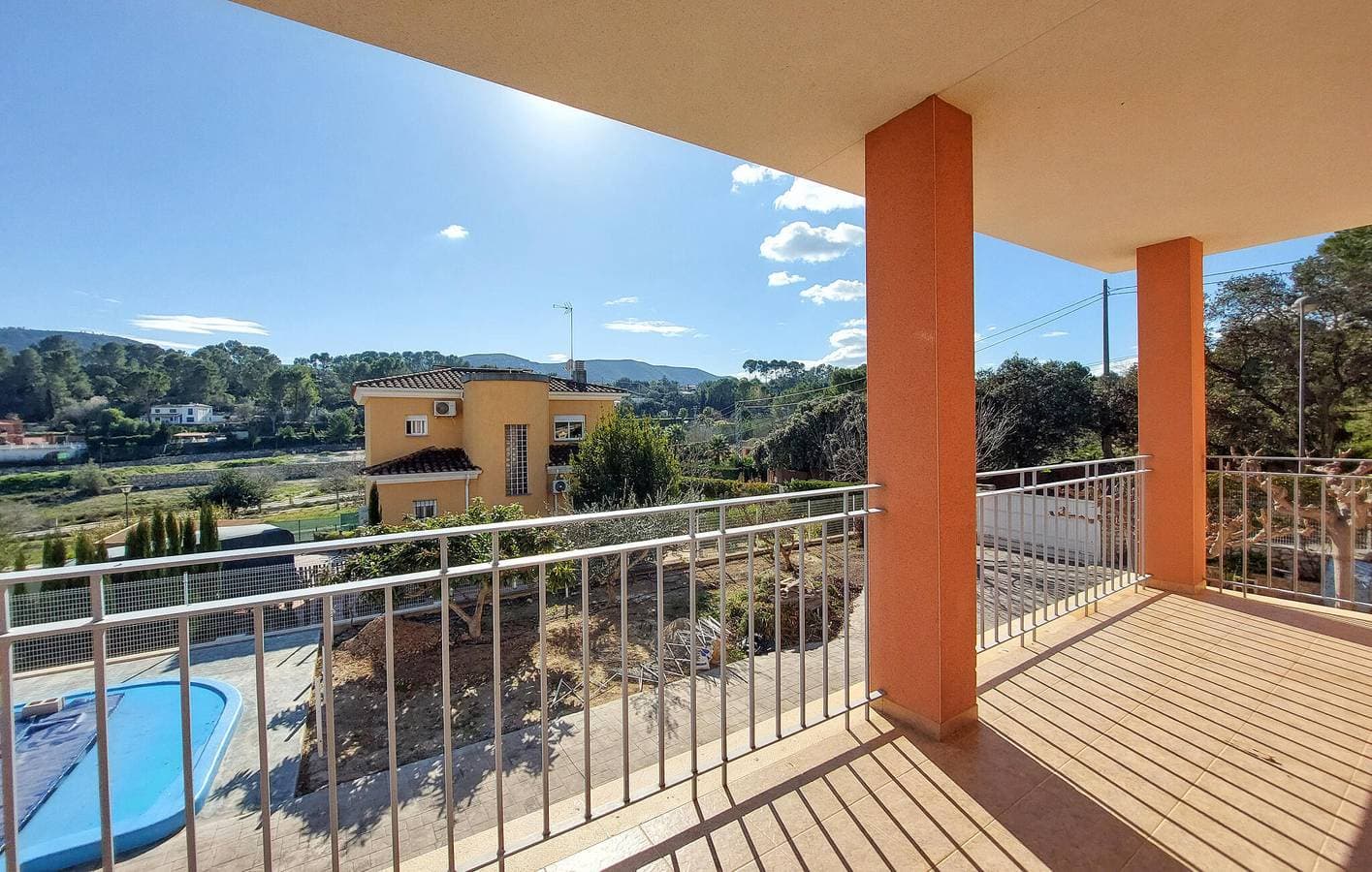 Foto 3 von 13: Xàtiva Poolside Retreat - AC, Parkplatz, Terrasse