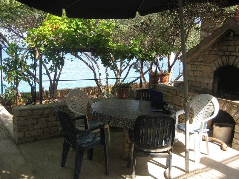 Foto 6 von 13: 2-Zimmer-Ferienwohnung am Strand Maslinica, Solta -b