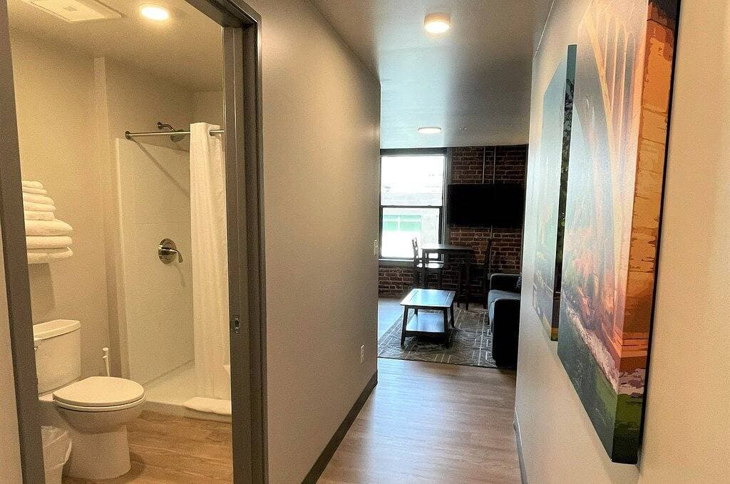 Foto 4 von 20: Marvelous 1 Bed Riverfront Park Travel Apartment