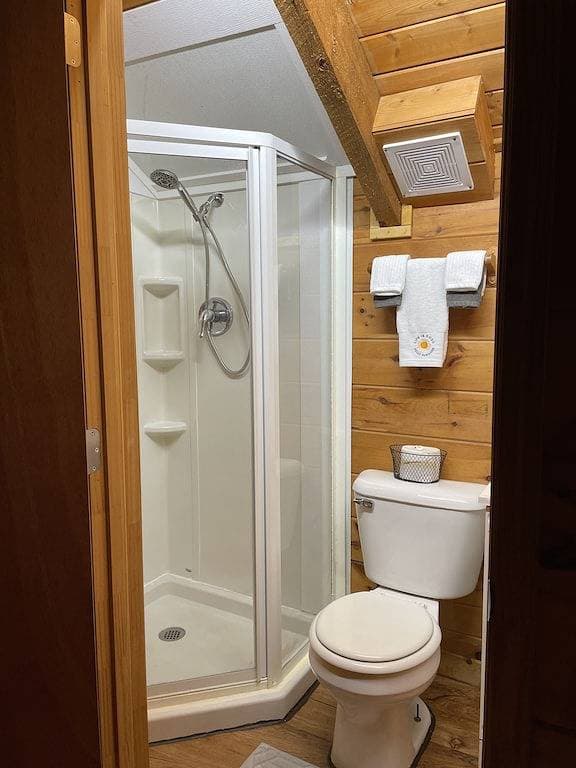 Foto 13 von 31: Cheerful & Cozy 2Bd/2Ba  Cabin. Amazing rates for your visit!