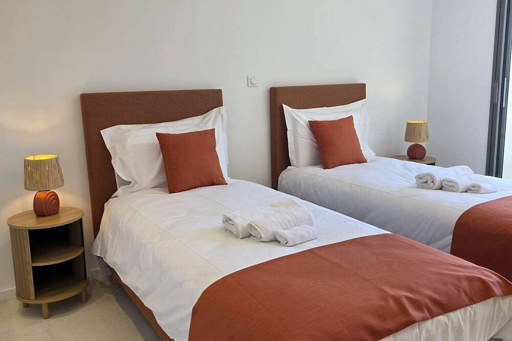 Foto 9 von 30: Elegant new villa just steps from the beach - Air conditioning