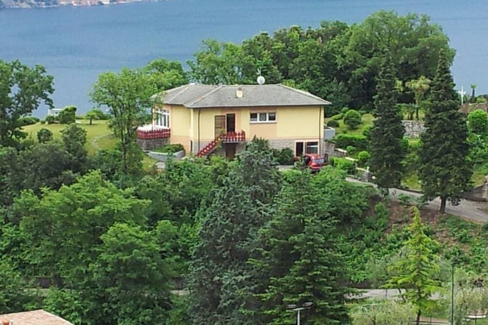 Foto 9 von 21: Villa mit eigenen Pool und freiem See- und Bergblick