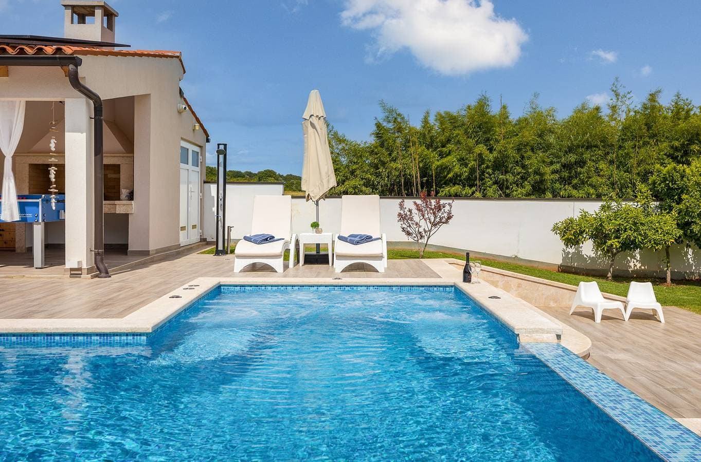 Foto 5 von 58: Eine wunderschöne Villa mit privatem Pool in der Nähe des Meeres.