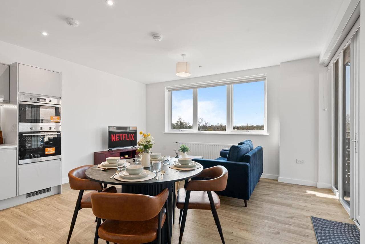 Luxury 2BR Staines 12 Mins to Heathrow & Thames 1