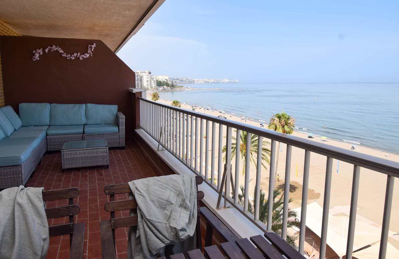 Foto 3 von 26: Ref: 276. 2 bedroom seafront apartment with pool and parking