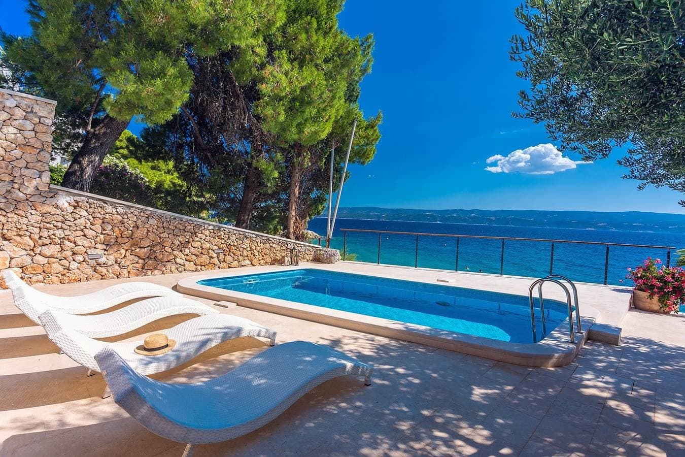 Beachfront Casa Ahoi with 2 bedrooms, heated pool, Villa with amazing sea views 1