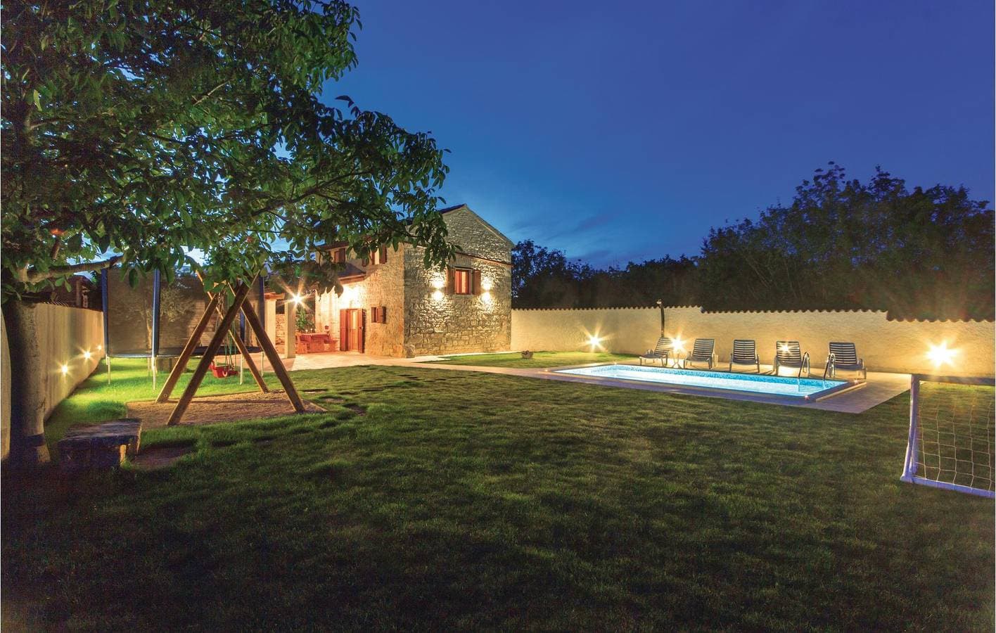 Foto 12 von 43: Charmante Ferienwohnung mit Terrasse und Pool in der Nähe des Stadtzentrums von Manjadvorci