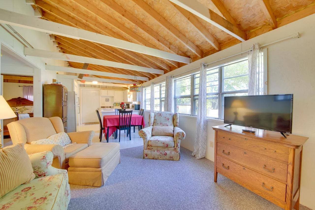 Rustic Retreat Across from Lake; Family Friendly! 1