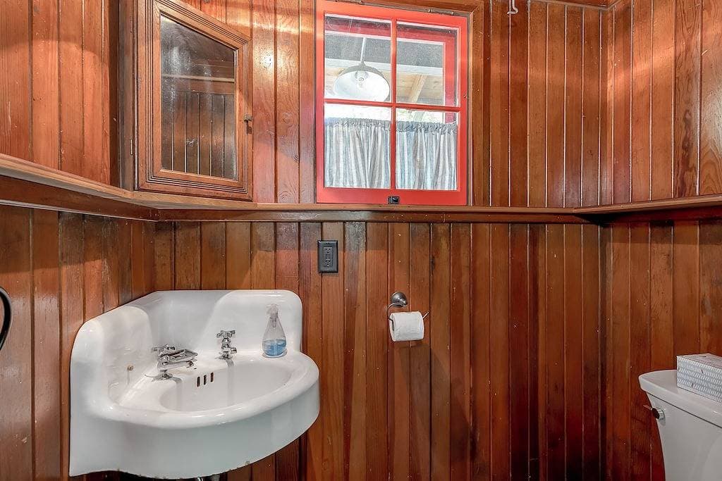 Foto 7 von 16: Treetop Studio on the Dune / Outdoor Shower + Hot Tub / Glamping