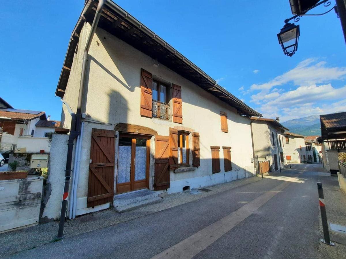 Maison de village au pied de la montagne 1