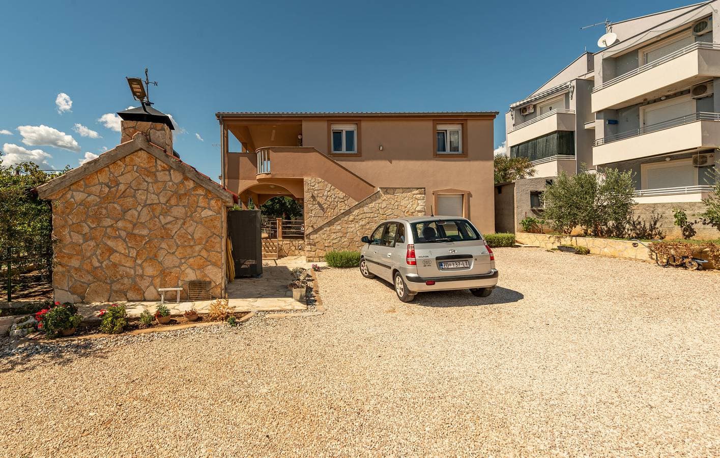 Foto 3 von 29: Gemütliche 1-Zimmer-Wohnung mit Terrasse, WLAN und Parkplatz in der Nähe von Novigradsko Mehr