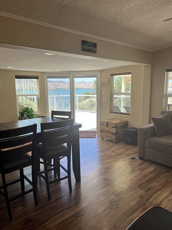 Foto 2 von 12: Lakeside Home with Lake Views just steps from beach