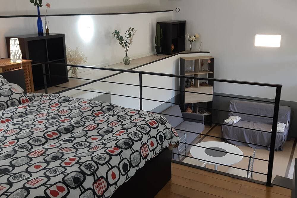 Loft-style studio facing the river in the village of Collobrières 1