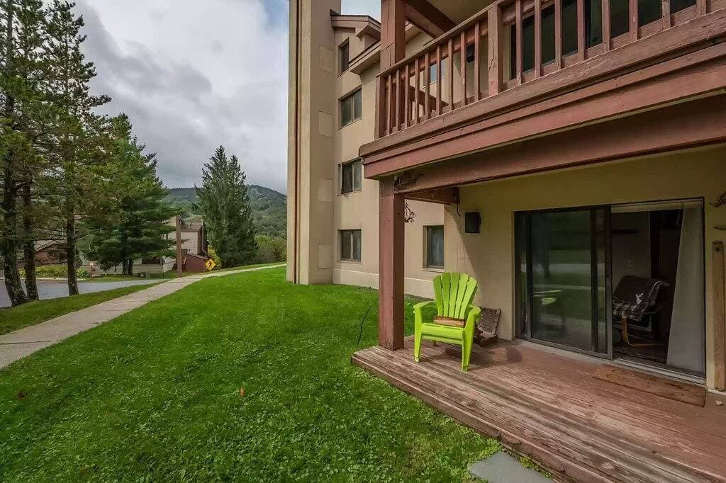 Walk to Mount Snow, Cozy, Clean and Comfortable! 1