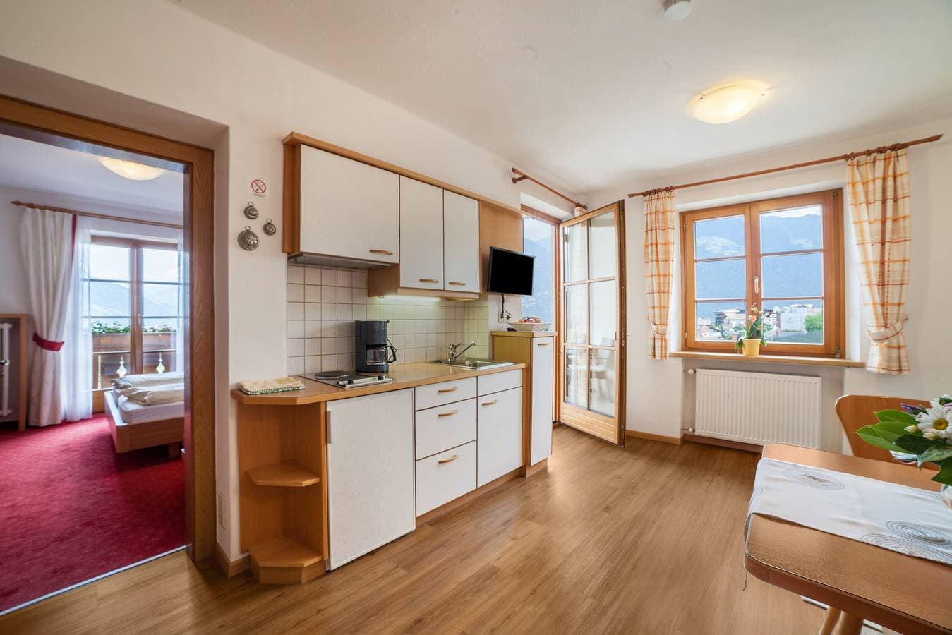 Foto 4 von 22: Ferienwohnung "Hahnenkamm Rainegg" mit Bergblick, WLAN, Garten & Balkon