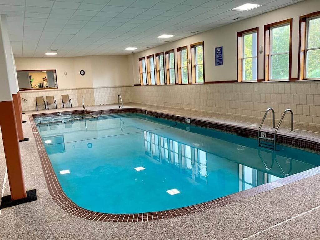 Foto 4 von 50: Cozy Studio | Private Balcony | Indoor Pool, Hot Tub & Game Room | Near Loon