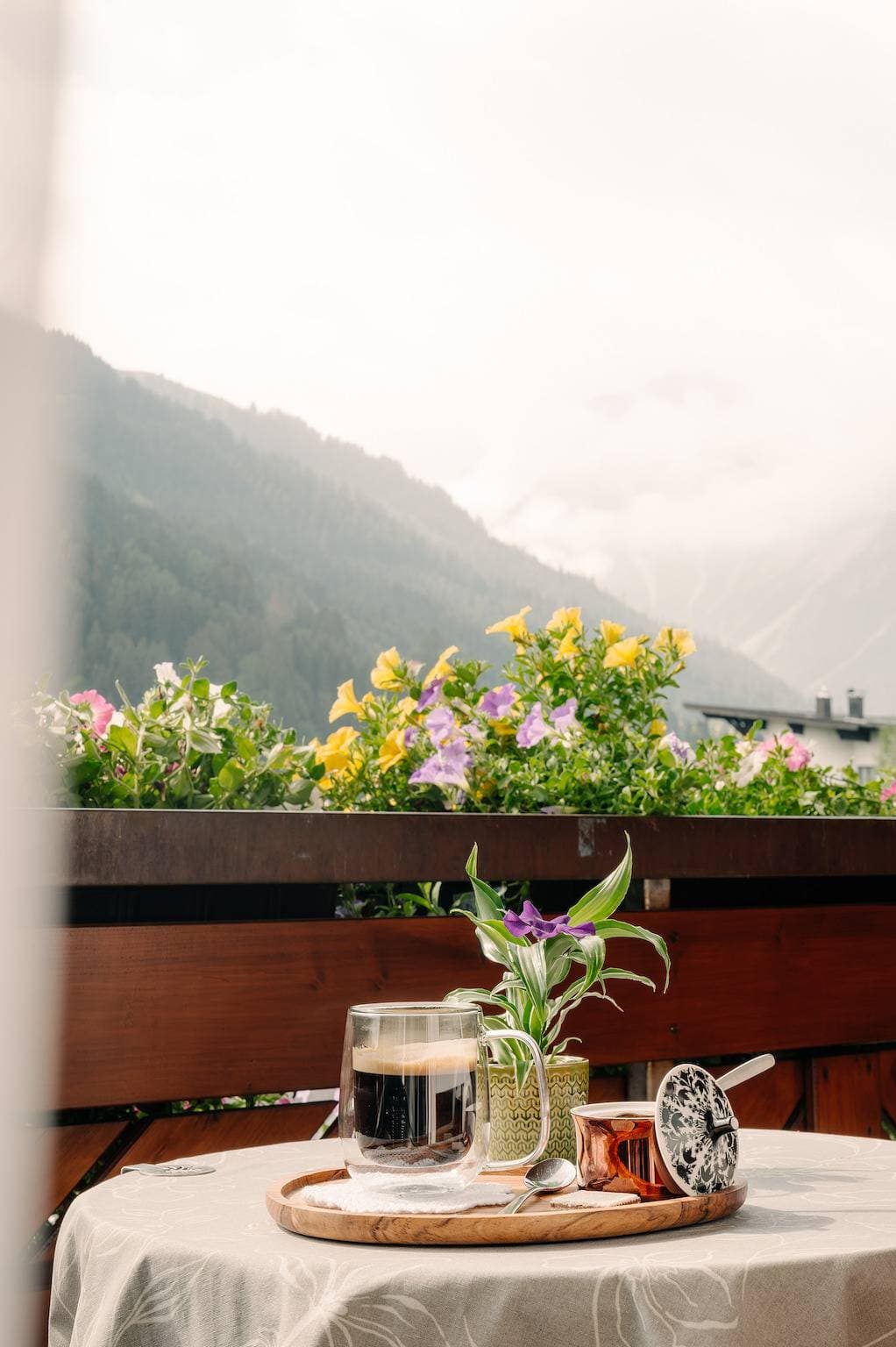 Foto 7 von 18: Doppelzimmer mit Bergblick im Gästehaus Büchele Kleinwalsertal