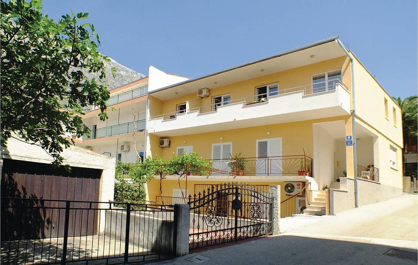 Apartment mit Meerblick, Terrasse, Parkplatz und WLAN, 700 m vom Strand entfernt 1