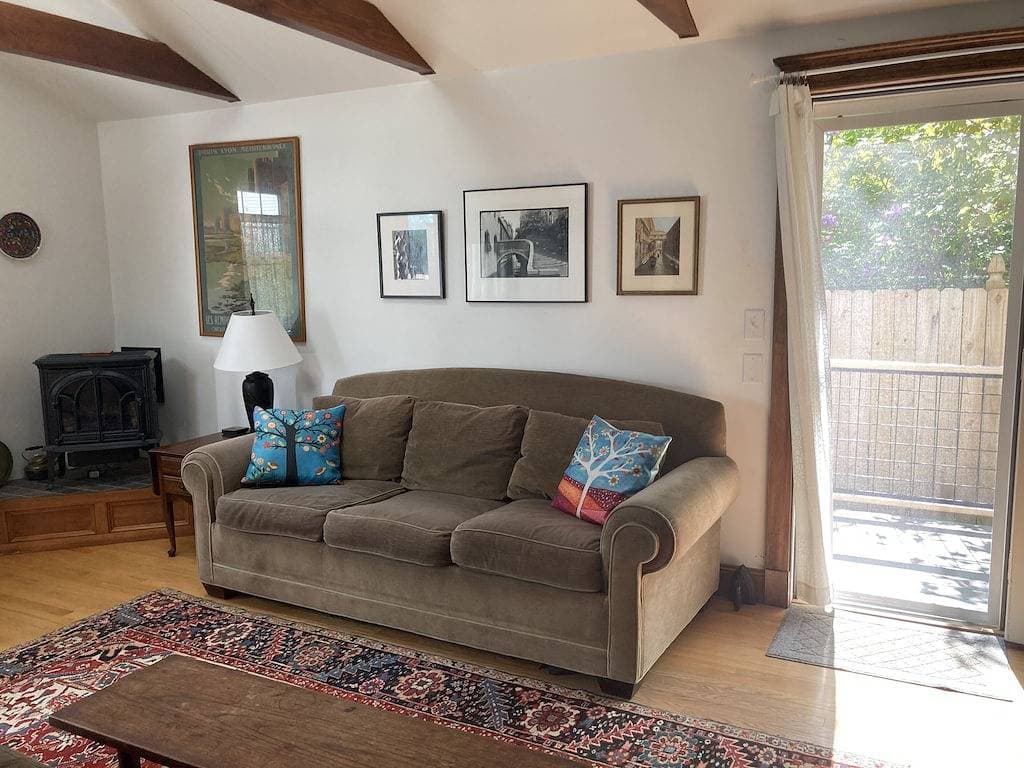 Lovely tranquil in-town cottage 1