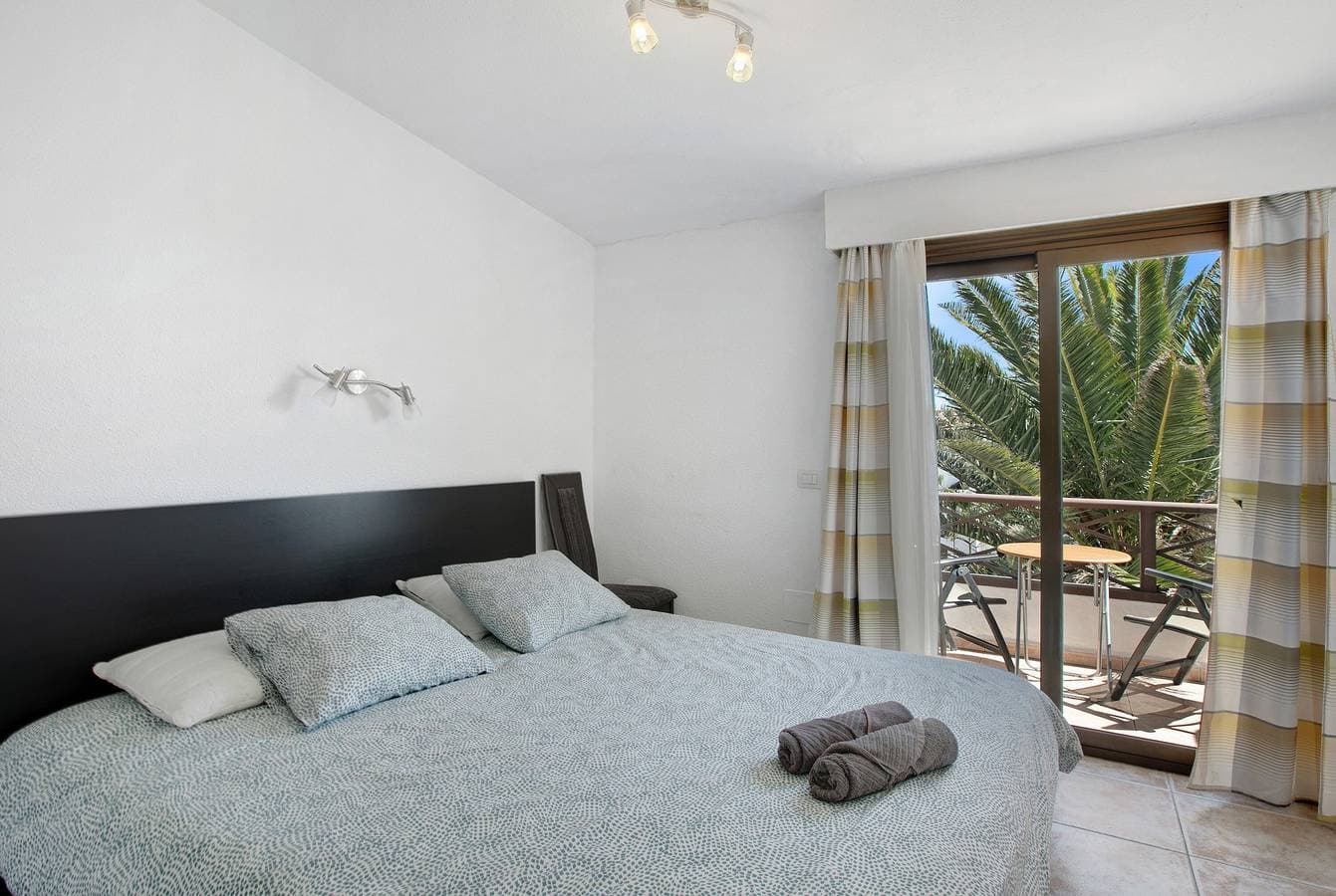 Foto 10 von 31: Ferienwohnung 'Amarilla Bay' mit Meerblick, Gemeinschaftspool und WLAN