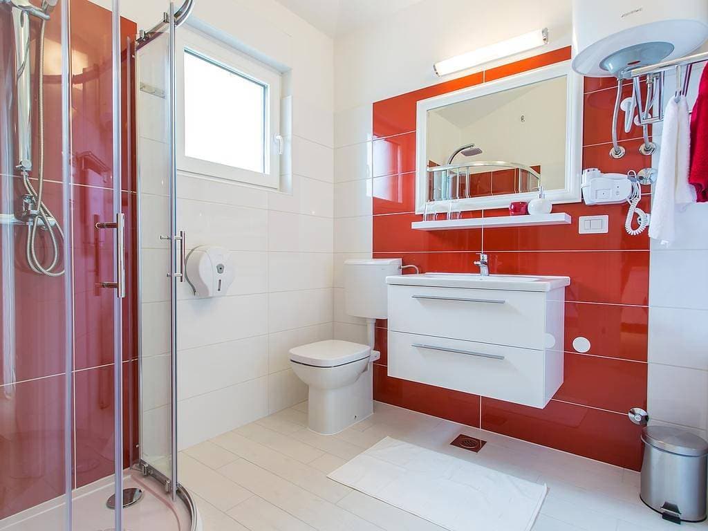 Foto 8 von 13: Neue und moderne voll ausgestattete Wohnung in einer Villa mit Pool in der Nähe von Porec, alle Zimmer klimatisiert
