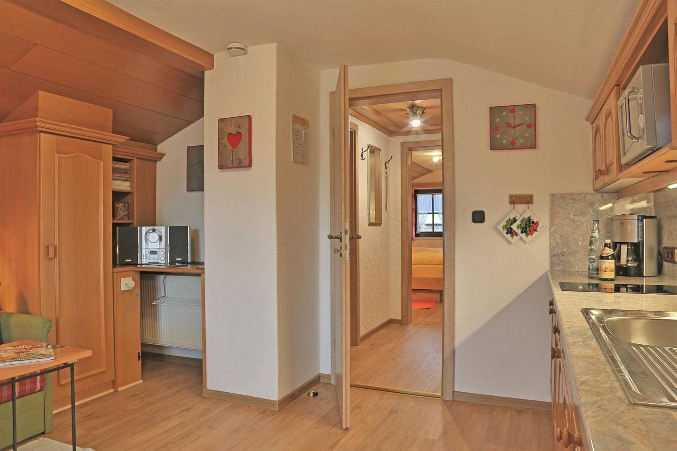 Foto 11 von 29: Ferienwohnung 'Nr. 2 Karwendel' mit Bergblick, Balkon und Wi-Fi