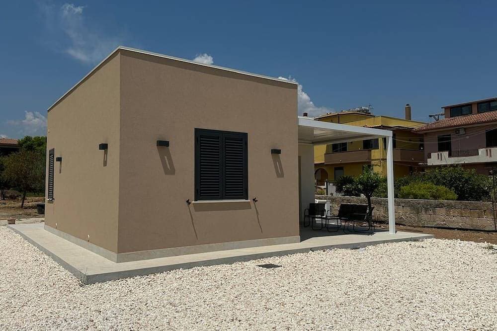 Foto 9 von 19: Beachfront villa with a garden and private parking on the property.