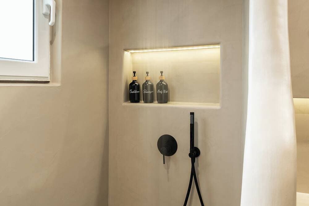 Foto 6 von 23: Rustic Boutique Retreat with Live Olive Tree, Parking and 1Gbps Fiber Internet
