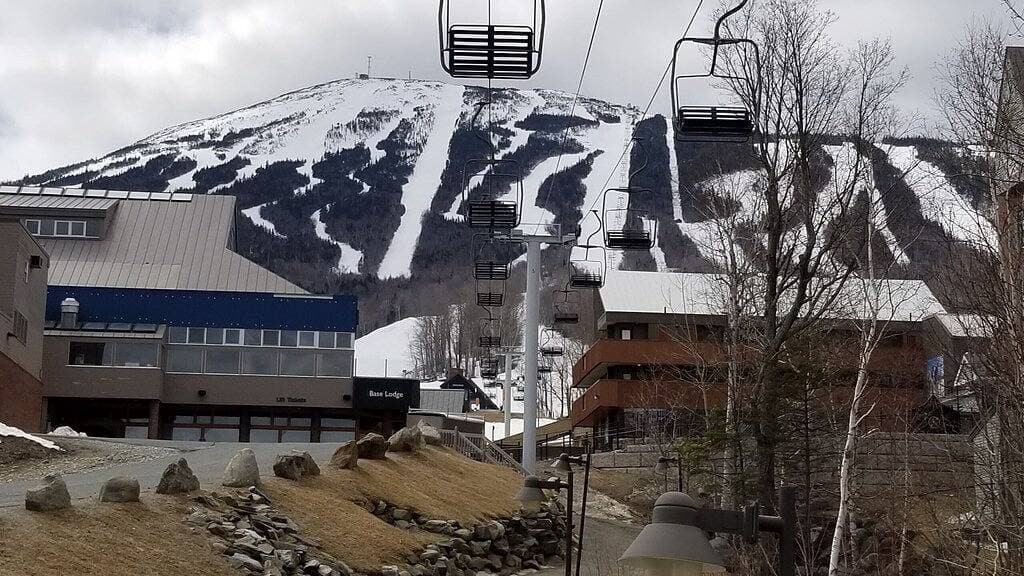 Foto 4 von 15: Snowbrook: Ski in/out access with pool, hot-tub, and sauna for après ski!