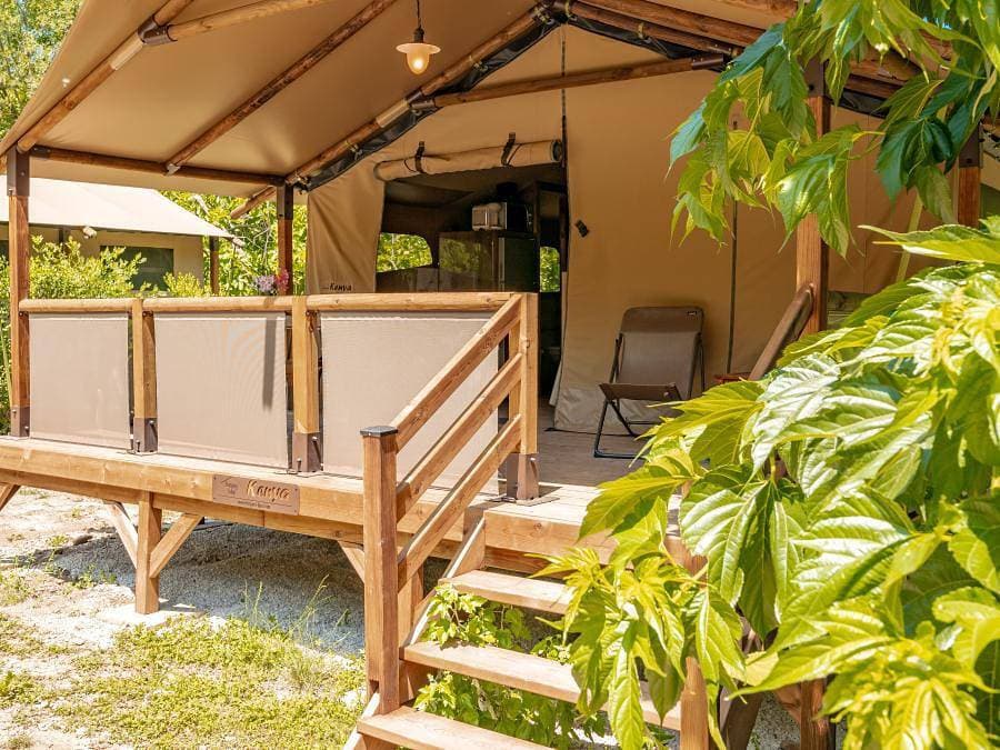 Foto 4 von 28: Flower Camping Les Tomasses - Lodge 5 personen - Lodge Kenya 34 m², 2 Schlafzimmer (4 bis 5 Personen) wifi (1 Gerät) + Terrasse