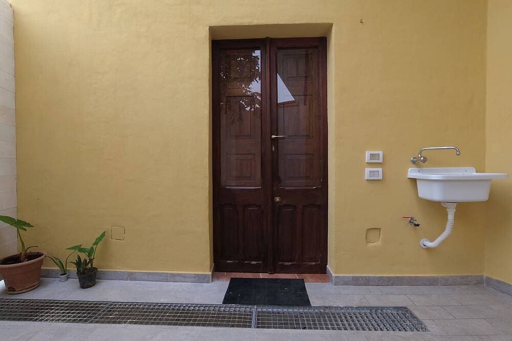 Foto 5 von 19: Cozy studio with a private sky-lit courtyard, near transport and local amenities
