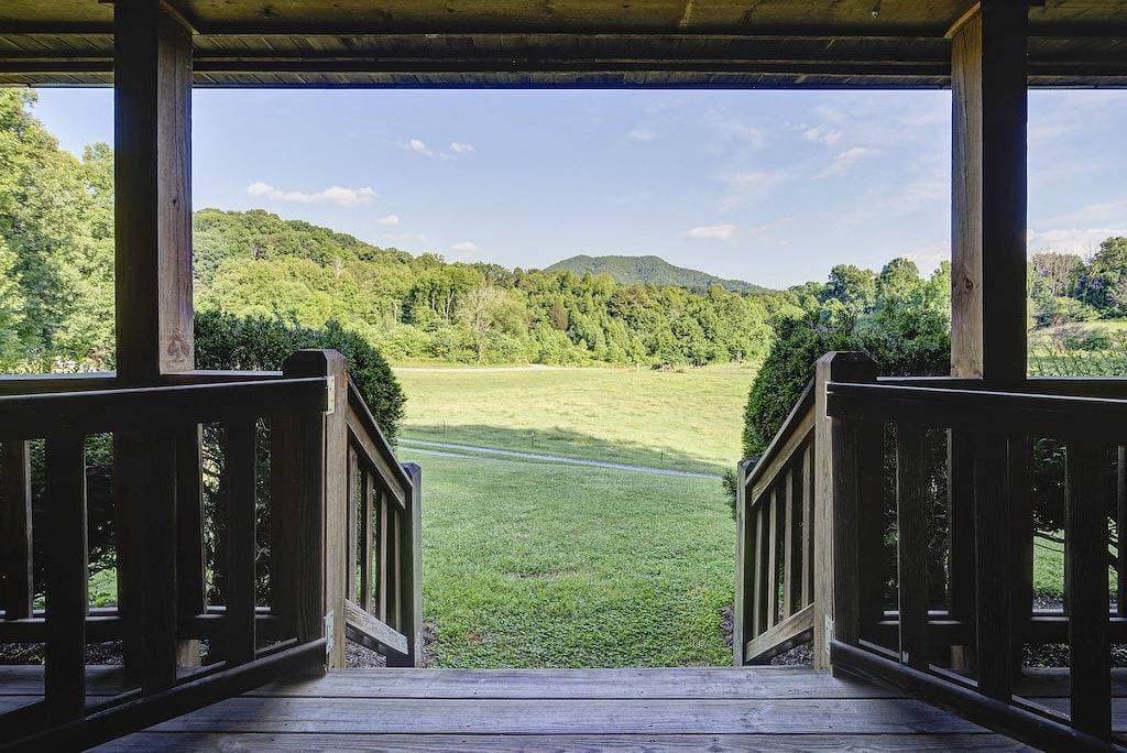 Foto 8 von 46: Rustikale Hütte mit Blick auf einen hundert Acre Farm