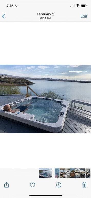Foto 8 von 21: Private Spa On Water, King Bed, private steps to water