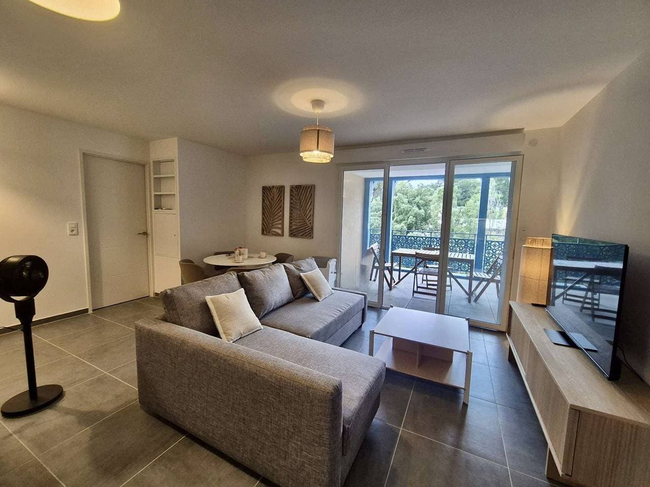 Moderne Wohnung mit Pool, Klimaanlage und Parkplatz in Cavalaire-sur-Mer 1