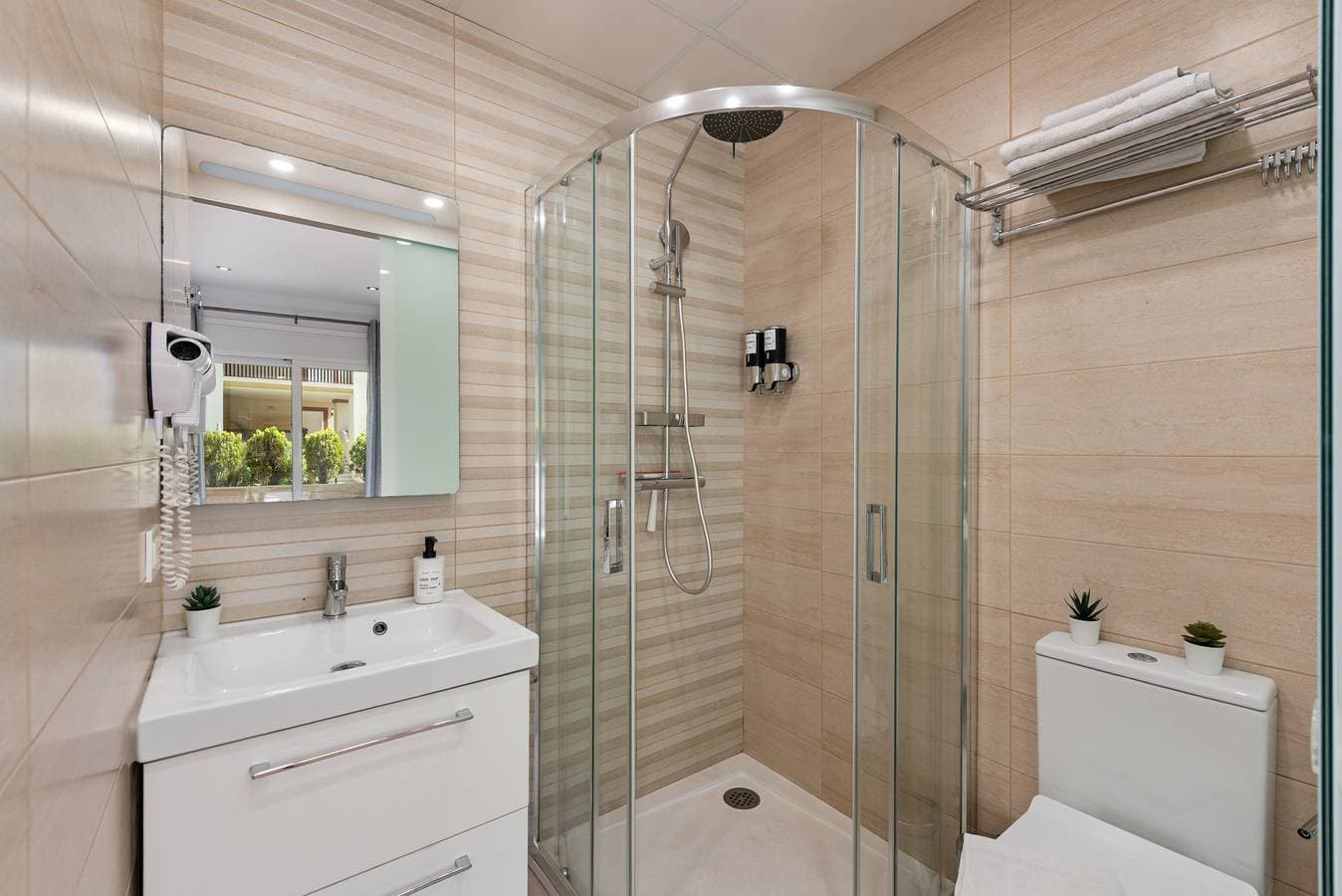 Foto 10 von 25: Einzimmerwohnung 'Romana Playa 203' mit Pool, privater Terrasse und WLAN