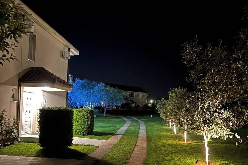 Foto 6 von 12: The modernly equipped villa is located in a quiet and green environment.