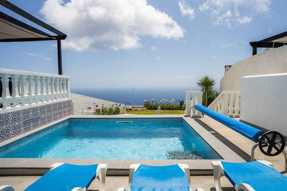 Blue Ocean Cottage. Private Heated Pool, Magnificent ocean view. Quiet location. 1