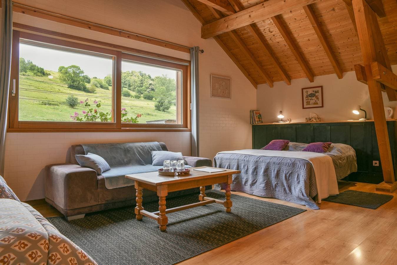 Foto 4 von 28: Gästezimmer 'Arc En Ciel' mit Bergblick, Gemeinschaftspool und WLAN