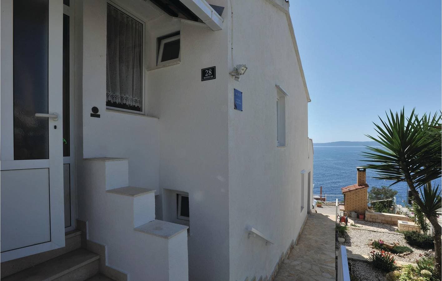 Foto 8 von 20: Gemütliches Apartment am Strand mit Terrasse und Garage, 500 m von der Bucht Uvala Bočići entfernt